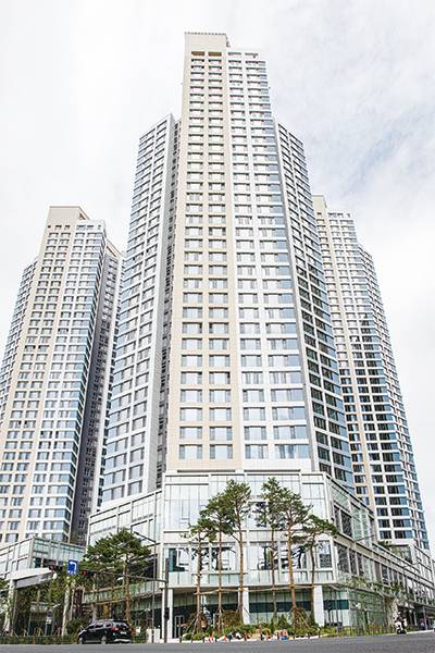 지난 8월 입주를 시작한 서울 용산구 한강로3가 ‘용산센트럴파크해링턴스퀘어’ 단지 전경. <윤관식 기자>