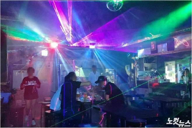 지난 8월 중순 전남 영암군 삼호읍의 한 외국인 전용 클럽을 찾은 외국인 노동자들이 술을 마시고 있다.(사진=박요진 기자)