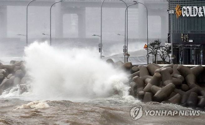 태풍 하이선 부산 해안 강타 (부산=연합뉴스) 조정호 기자 = 제10호 태풍 '하이선'이 부산에 접근 중인 7일 오전 부산 해운대 앞 해상에서 집채만한 파도가 마린시티 해안 방파제를 덮치고 있다. 2020.9.7    ccho@yna.co.kr