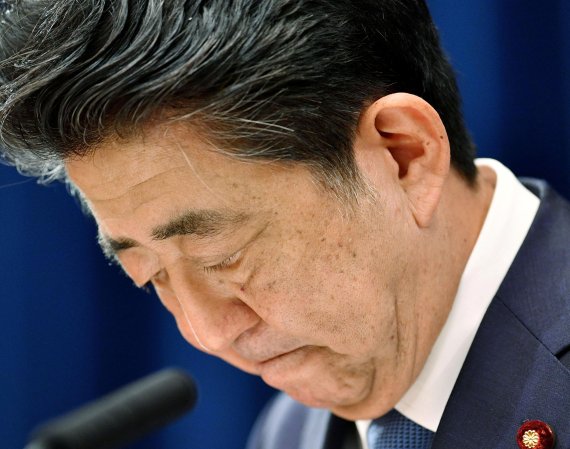 지난 달 28일 기자회견에서 사임을 표명하고 있는 아베 신조 일본 총리. 로이터 뉴스1