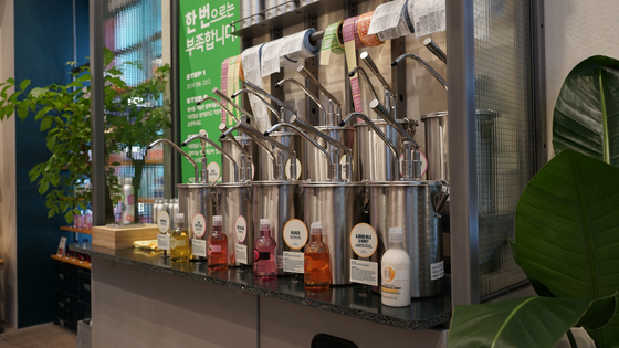 A refill bar where customers can purchase refillable shower gels at a discounted price is available at the Gangnam-daero branch of The Body Shop, southern Seoul. [THE BODY SHOP]