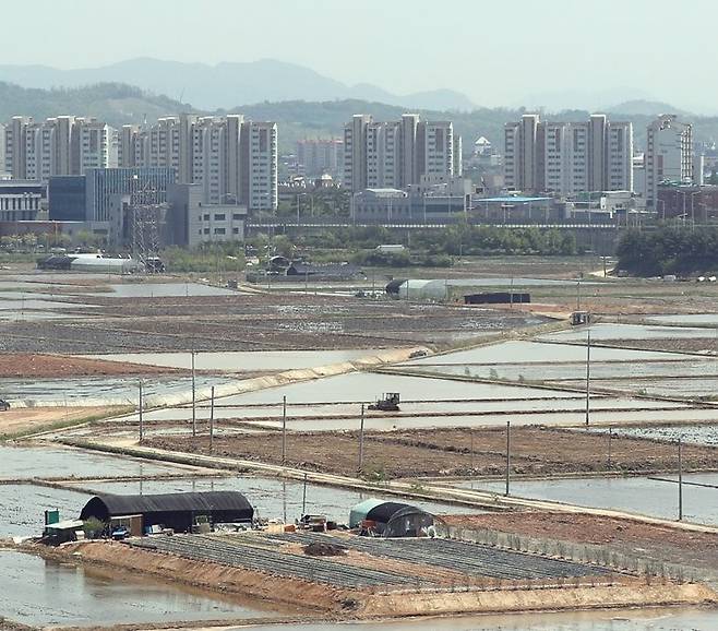 내년 7월부터 시행될 인천계양 등 3기 신도시 5곳과 준 신도시급인 과천 지구, 서울 용산정비창 부지 등 수도권 주요 공공택지의 사전분양 일정이 확정됐다. 사진은 3기 신도시로 지정된 경기도 부천시 대장동 일대 모습 [연합]