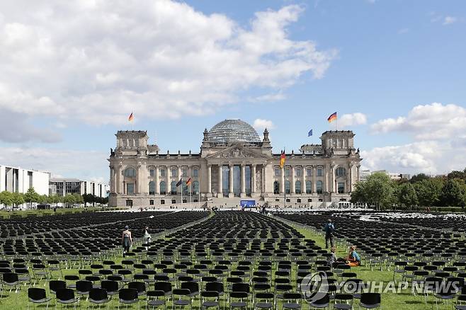 1만3천개의 의자가 놓인 독일 연방하원 의사당 앞 잔디밭[EPA=연합뉴스]