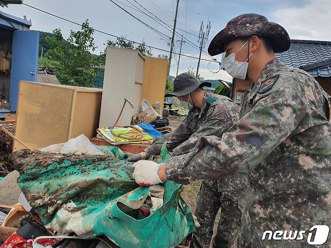 9일 태풍 ‘하이선’으로 피해를 입은 양양 거마리의 한 침수가옥에서 육군 8군단 예하 102기갑여단 장병 20여명이 가재도구를 정리하고 있다. (육군 8군단 제공) 2020.9.9/뉴스1 © News1