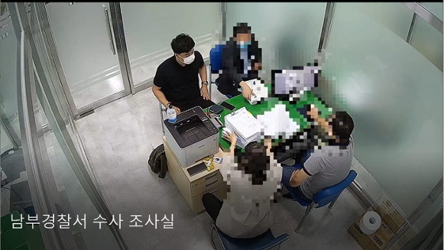 지난달 25일 오후 광주 남부경찰서 1층 조사실에서 비수사부서인 모 지구대 소속 경찰관(오른쪽 아래)이 원래 형사고소 사건 담당 조사관을 옆에 앉힌 채 고소인 등을 상대로 조사하고 있다. 조사실 폐쇄회로(CC)TV 영상 캡처