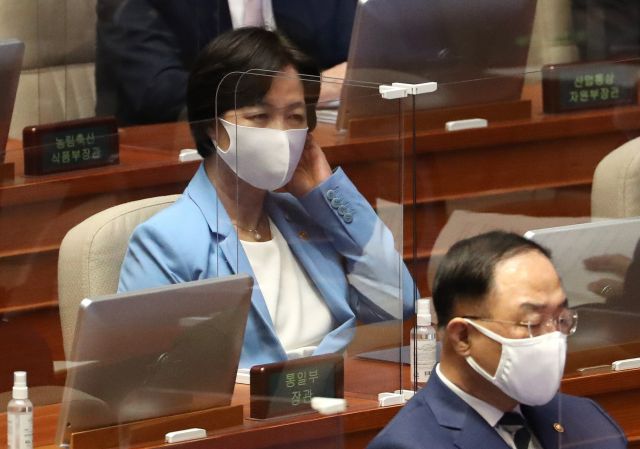 추미애 법무부 장관이 지난 8일 오후 열린 국회 본회의에 출석, 국무위원석에 앉아있다. 연합뉴스