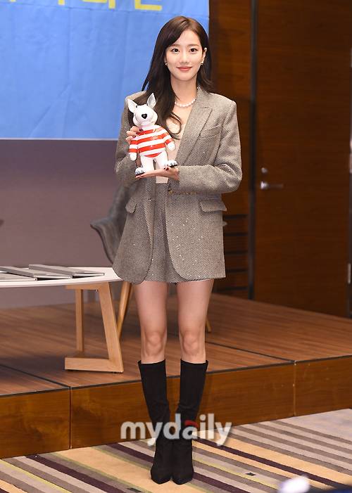 ▲ 이나은 '부러질 듯한 젓가락 각선미'