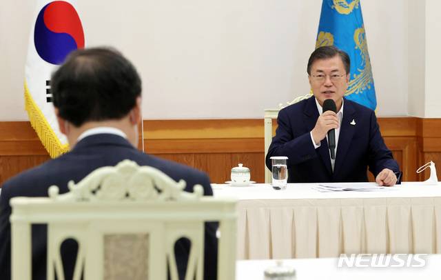 [서울=뉴시스]추상철 기자 = 문재인 대통령이 9일 청와대에서 열린 더불어민주당 지도부와의 간담회에서 발언하고 있다.  2020.09.09. scchoo@newsis.com