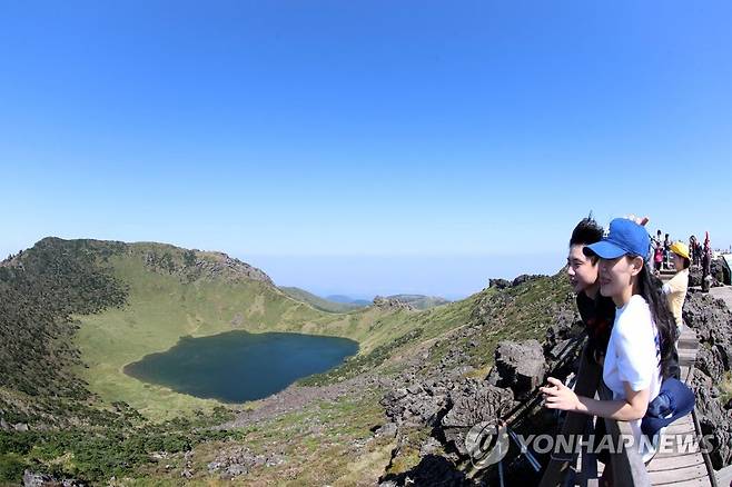 제주 한라산 백록담 만수 (제주=연합뉴스) 8일 오전 도민과 관광객들이 제9호 태풍 마이삭의 영향으로 만수가 된 제주 한라산 백록담 절경을 바라보고 있다. 2020.9.9 [제주도의회 제공. 재판매 및 DB 금지]