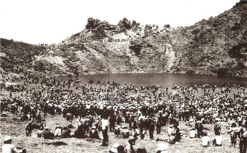 1960년대 백록담에서 열린 철쭉제에 참가한 인파 [제주도 발간 '사진으로 보는 제주역사' 갈무리. 재판매 및 DB 금지]