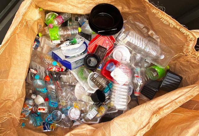 신종 코로나 바이러스 감염증(코로나19) 확산의 여파로 일회용 쓰레기의 수가 확 늘어났다. 8일 서울 서대문구의 한 아파트 단지 불리수거장에 플라스틱 페트병 대부분이 라벨지가 제거되지 않은 상태로 버려져 있다.