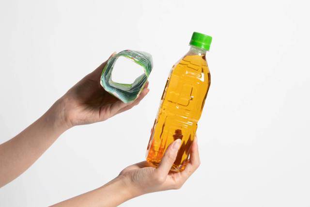 절취선이 없어 밀어내듯 벗겨낸 라벨이 통째로 분리된 모습.