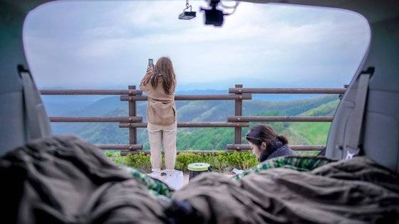 비대면 여행의 대안으로 '차박'이 뜨고 있다. 캠핑 텐트보다 안락한 차에서 잠을 잘 수 있는 데다 꼭 캠핑장이 아니어도 멋진 풍광을 즐길 수 있어서다. 사진은 강원도 평창 청옥산 육백마지기. 취사와 야영은 금지됐지만 지정 장소에 차를 세우고 차박을 할 수는 있다. [사진 한국관광공사]