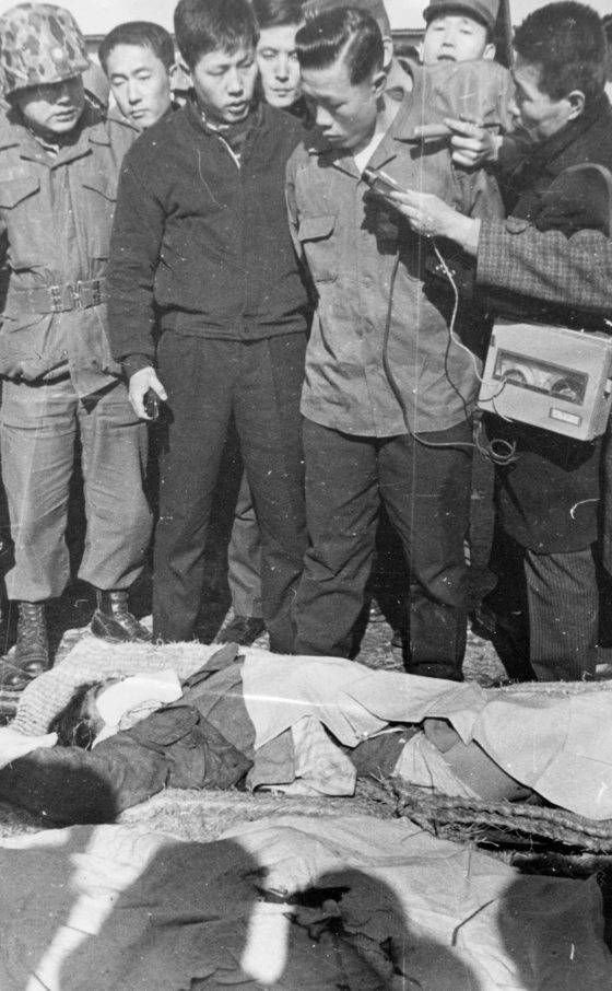 김신조씨가 1·21 사태 이후 동료들의 시신을 확인하고 있다. 중앙포토