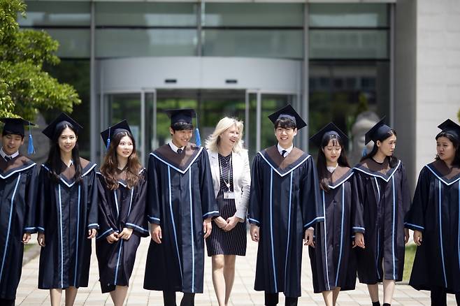 North London Collegiate School Jeju Principal Lynne Oldfield, center, poses with members of the Class of 2020 during this year’s valedictory ceremony in June. (NLCS Jeju)