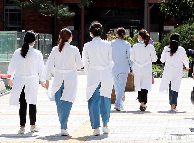 [서울=뉴시스]김병문 기자 = 대한전공의협의회(대전협) 비상대책위원회가 집단행동을 중단하고 진료복귀를 시작하는 8일 서울 종로구 서울대병원에서 의료진들이 점심시간 이동하고 있다. 2020.09.08.   dadazon@newsis.com