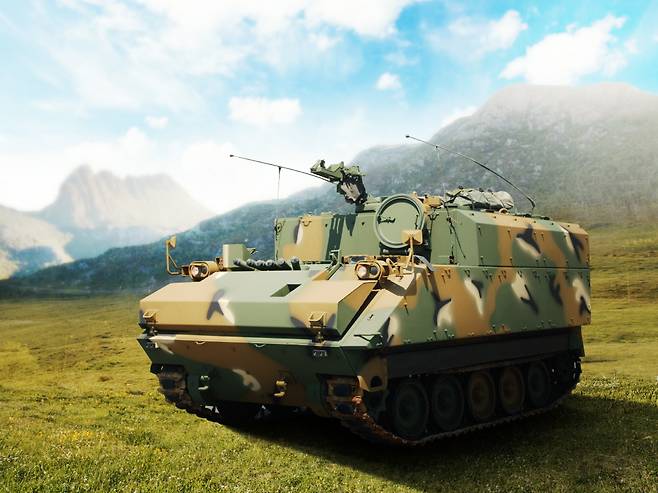 120mm 자주박격포 사격지휘차량은 디지털 지도 및 항법장치를 적용해 정확한 위치 정보와 기상 제원 확보 및 장약 온도 별 사표 자동계산 등이 가능해 신속하고 정확한 사격 제원을 산출할 수 있다. (사진=한화디펜스)