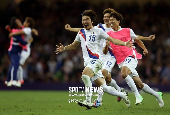 ▲ 박종우(맨 앞)가 2012년 런던 올림픽 영국 연합 팀과 16강전 뒤에 포효하고 있다