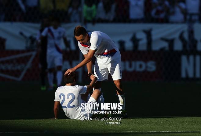 ▲ 박종우(아래, 당시 광저우)는 2014 브라질 월드컵이 끝나고 1년 뒤에 중동 무대로 적을 옮긴다