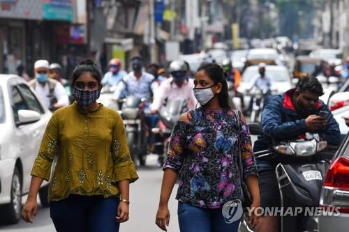 최근 인도 최대 코로나19 감염 핫스폿으로 떠오른 푸네 시내를 걷는 주민. [AFP=연합뉴스]