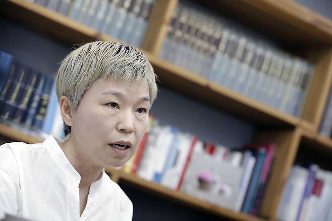 김재련 변호사가 9월4일 오전 서울 서초구 법무법인 온세상 사무실에서 <한겨레21>과 인터뷰를 하고 있다. 한겨레 김혜윤 기자 unique@hani.co.kr