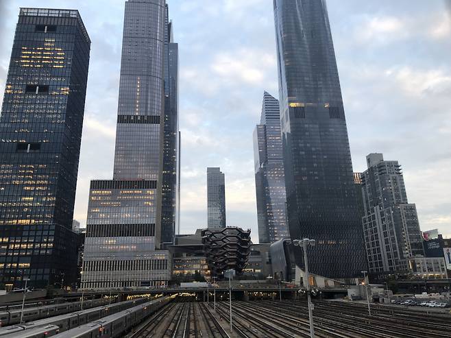 맨해튼 미드타운 서쪽 철도 차량기지 일대의 부동산 개발 프로젝트 '허드슨 야드'에는 영국의 유명한 건축가 토마스 헤더윅의 작품 '베슬(Vessel)'이 설치돼 화제를 낳고 있다. ⓒ김지나