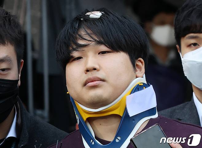 인터넷 메신저 텔레그램에서 미성년자를 포함한 여성들의 성 착취물을 제작 및 유포한 혐의를 받는 '박사방' 운영자 조주빈(25)이 25일 서울 종로구 종로경찰서 유치장에서 나와 검찰로 송치되고 있다. 이날 경찰은 국민의 알권리, 동종범죄 재범방지 및 범죄예방 차원에서 신상을 공개했다. 2020.3.25/뉴스1 © News1 송원영 기자