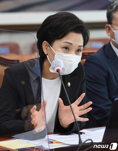 (서울=뉴스1) 이동해 기자 = 김현미 국토교통부 장관이 11일 오전 서울 여의도 국회에서 열린 국토교통위원회 전체회의에 참석해 의원들의 질의에 답변하고 있다.  2020.9.11/뉴스1