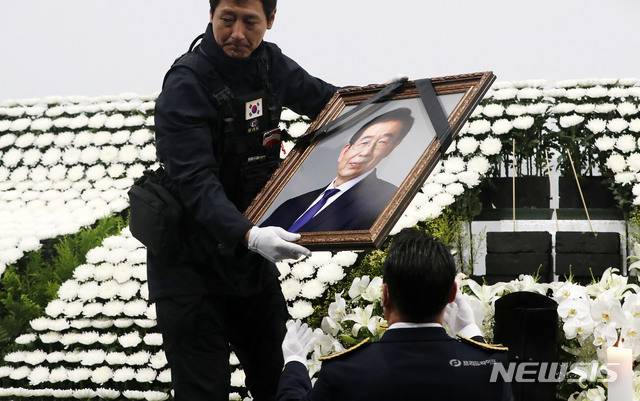 [서울=뉴시스]홍효식 기자 = 지난 7월13일 서울 중구 서울광장에 차려진 고(故) 박원순 서울시장의 시민분향소가 철거되고 있다. 2020.07.13. yesphoto@newsis.com