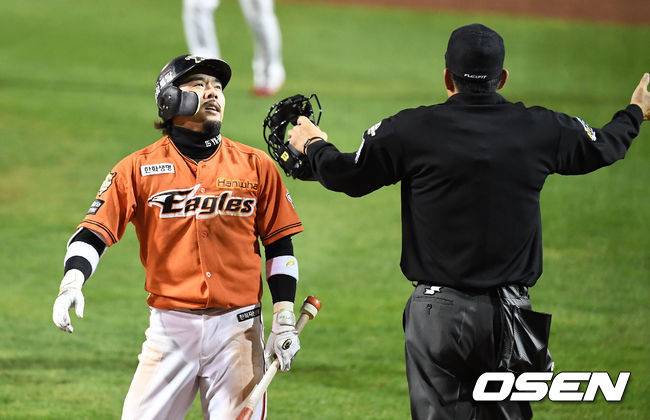 [OSEN=지형준 기자] 한화 이용규(왼쪽)가 아쉬워하고 있다. /jpnews@osen.co.kr
