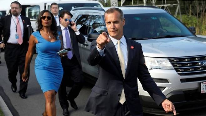 이 사진에 있는 세 명 다 트럼프 대통령과 관련된 일화가 담긴 책을 썼다. 오마로사 (파란 옷), 스카라무치 (통화 중), 레반도프스키 (손가락질)