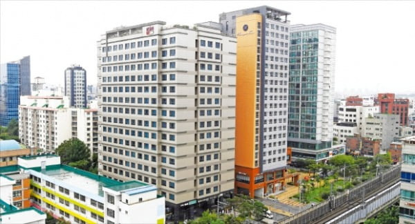 아파트에 이어 오피스텔과 빌라 전셋값이 크게 오르고 있다. 서울 영등포구 당산동의 오피스텔 밀집 지역.  강은구 기자 egkang@hankyung.com