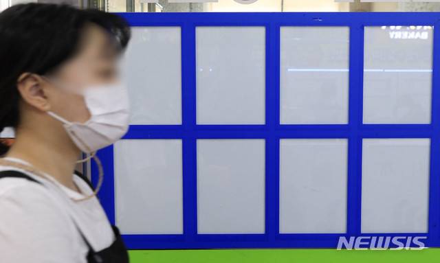 [서울=뉴시스] 박민석 기자 = 서울 송파구 부동산 밀집 지역의 부동산업체 게시판이 비어 있는 모습. 2020.09.05. mspark@newsis.com