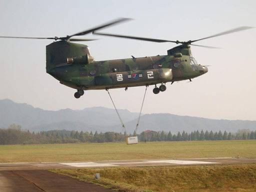 공군&nbsp;C/HH-47 헬기가 화물을 매단 채 제자리 비행을 하고 있다. 세계일보 자료사진