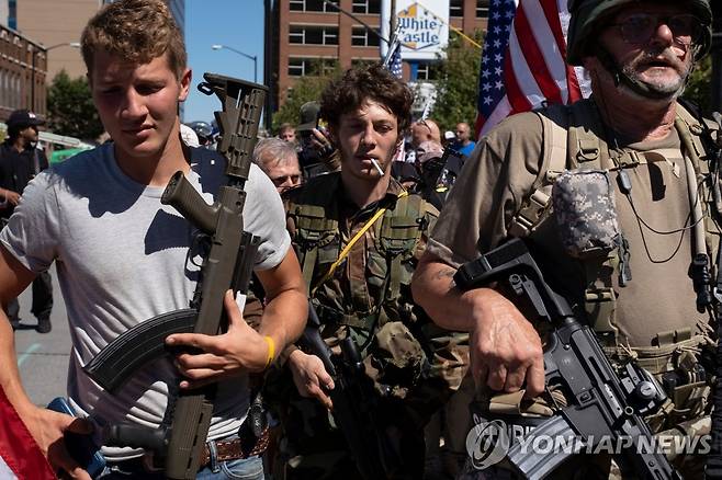 경찰 지지 시위에 참가한 켄터키주의 민병대 [AFP=연합뉴스 자료사진]