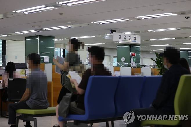 재난지원금 소상공인·자영업자에 최대 200만원 지원 서울 중구 고용복지플러스센터에서 구직자들이 실업급여 상담을 기다리는 모습. [연합뉴스 자료사진]
