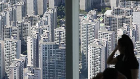 서울 송파구 서울스카이에서 관람객들이 아파트 밀집 지역을 내려다보고 있다. <연합뉴스>