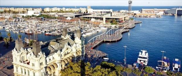 콜럼버스의 신대륙 발견 이후 쏟아져 들어온 금과 은으로 스페인은 번영을 누렸다. 스페인 바르셀로나의 관광지인 람블라스 거리의 끝에 위치한 콜럼버스의 기념탑에 오르면 항구의 전경을 감상할 수 있다.  한경DB