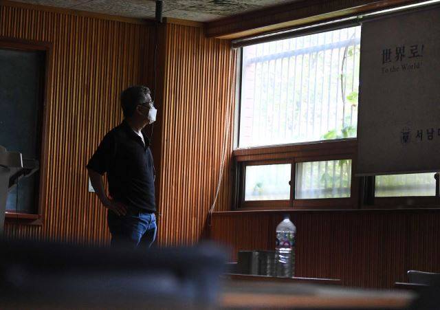 주용기 전 서남대 교수가 지난달 25일 자신이 강의했던 서남대 남원캠퍼스 봉사관 합동강의실에서 창밖을 바라보고 있다. 서남대는 이홍하 전 이사장의 비리로 2018년 2월 폐교됐다. 남원=윤성호 기자