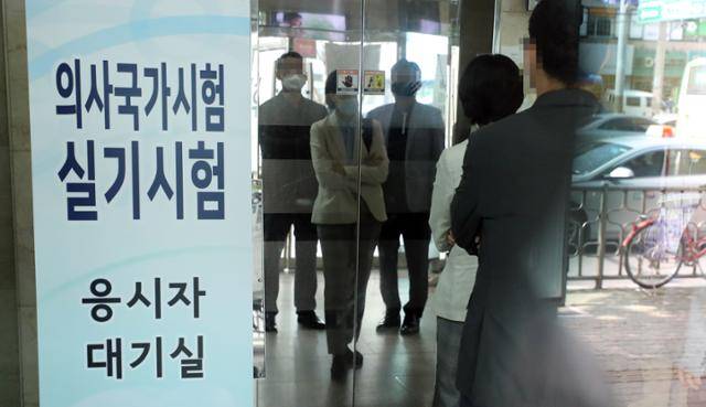 15일 의사국가고시 실기시험 고사장인 서울 광진구 국시원으로 관계자들이 출입하고 있다. 정부 의료정책에 반대해온 의대생들이 동맹휴학과 국시 거부 등 단체행동을 중단했지만, 국시 응시 여부는 명확히 밝히지 않고 있다. 연합뉴스