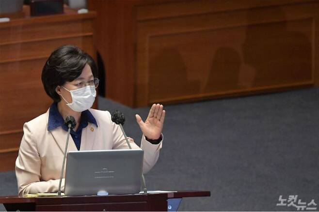 추미애 법무부 장관이 14일 오후 서울 여의도 국회에서 열린 본회의에서 대정부 질의에 답하고 있다. (사진=박종민 기자)
