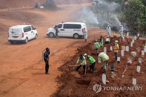 인도네시아 수도 자카르타에서 일꾼들이 무덤을 파는 모습 [AFP=연합뉴스]