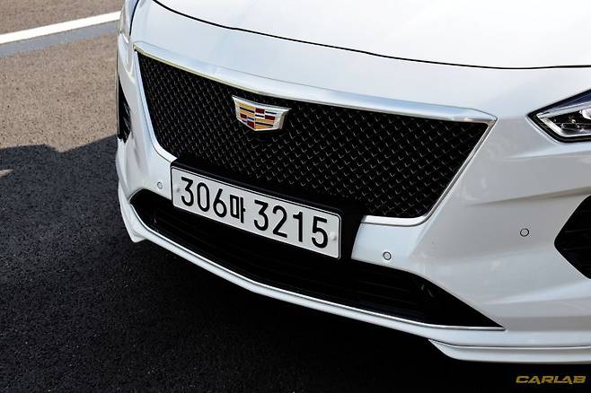 검은색 매쉬 그릴은 한층 차분하고 스포티하다