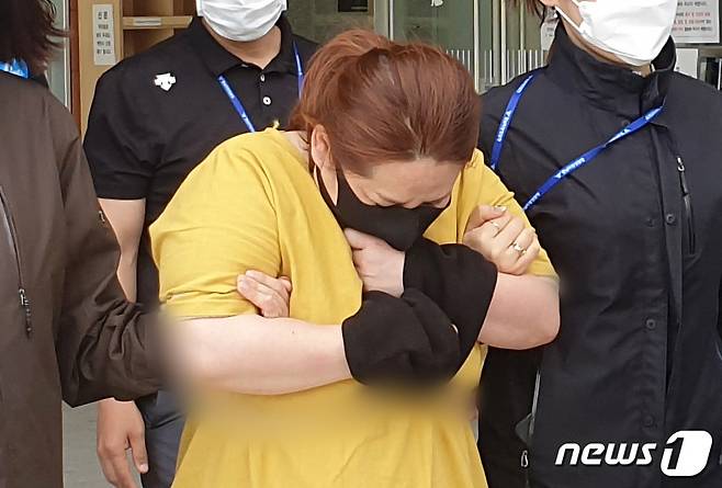 9세 의붓아들이 거짓말을 했다는 이유로 7시간이 넘게 여행용 가방에 가둬 심정지 상태에 이르게 한 40대 계모가 영장실질심사를 받기 위해 대전지방법원 천안지원으로 향하고 있다. © News1 김아영 기자