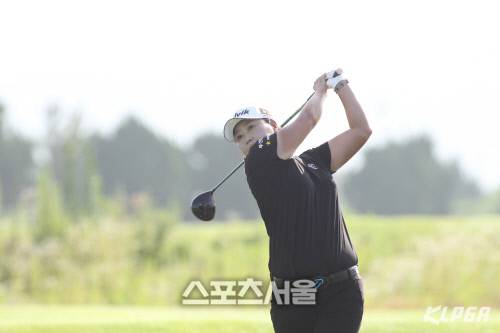 정시우가15일 점프투어 모아저축은행 석정힐CC 2차 대회에서 드라이버 샷을 하고 있다.                   /넥스트스포츠 제공