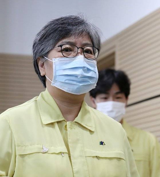 정은경 중앙방역대책본부장(질병관리청장)이 14일 오후 충북 청주시 질병관리청에서 열린 코로나19 국내 발생 현황 및 확진 환자 중간조사 결과 등 정례브리핑을 마친 뒤 이동하고 있다. 연합뉴스