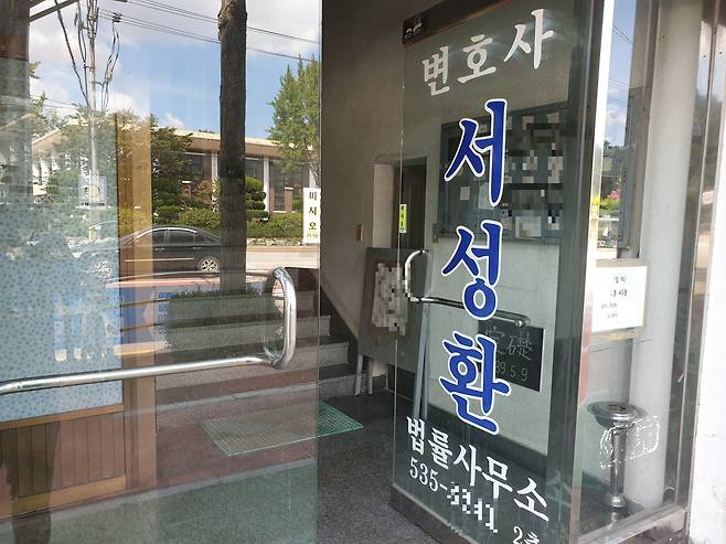 서성환 변호사 법률사무소가 있는 건물 1층에 '임대'라고 적힌 종이가 붙어 있다. 정읍=김준희 기자