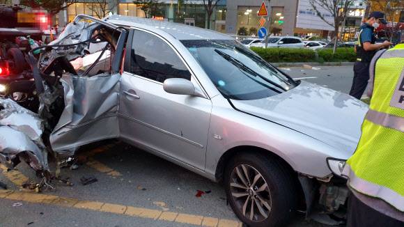 14일 오후 5시 43분쯤 부산 해운대구 중동역 인근 교차로에서 7중 충돌 사고가 나 운전자 등 7명이 다쳤다. 2020.9.14 소방본부 제공