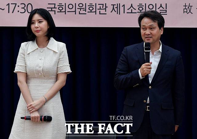 윤지오의 활동을 지원했던 안민석 더불어민주당 의원이 책임져야 한다는 누리꾼들의 목소리가 나오고 있다. 사진은 국회 세미나에서의 윤지오와 안민석 의원의 모습. /이덕인 기자
