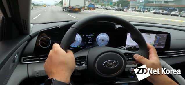 고속도로 주행 중인 아반떼 하이브리드
